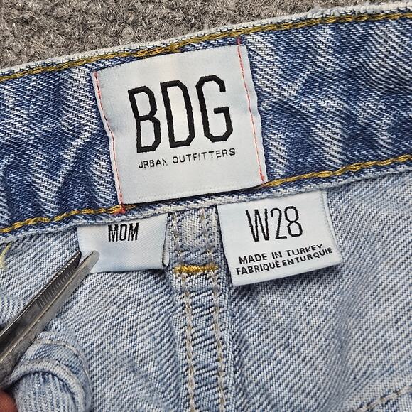 BDG Mom Straight Jeans Size 28 (28x30) Raw Cut Hem Medium Blue Wash Denim - Picture 3 of 8